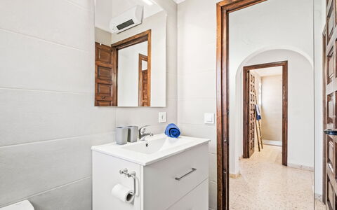 Adinga: Miroir, Armoire De Toilette, Robinet, Évier, Cabinetry, Propriété, Meubles, Luminaire Plomberie, Lavabo, Salle De Bains