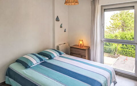 Six Fours 801: Meubles, Lit, Design Intérieur, Chambre, Sol, Sol, Pièce, Mur, Drap De Lit, Bois