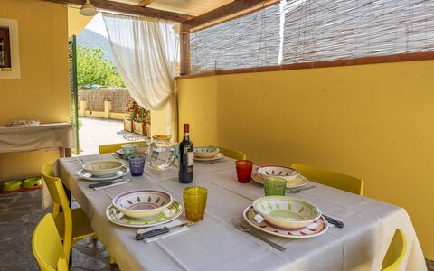 Camaiore House With Pool, La Casa Dei Ricci: Table, Aliments, Vaisselle, Meubles, Fenêtre, Chaise, Nappe De Table, Bouteille, Bâtiment, Vaisselle