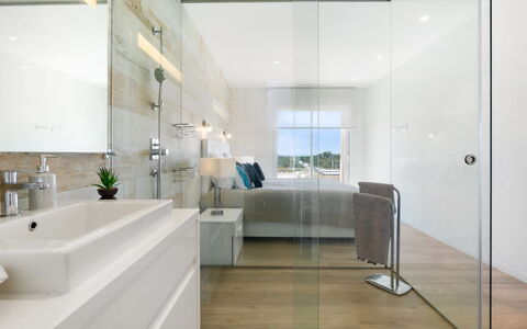 Las Colinas Golf & Country Club: Baignoire, Robinet, Luminaire Plomberie, Miroir, Bâtiment, Évier, Salle De Bains, Design Intérieur, Maison