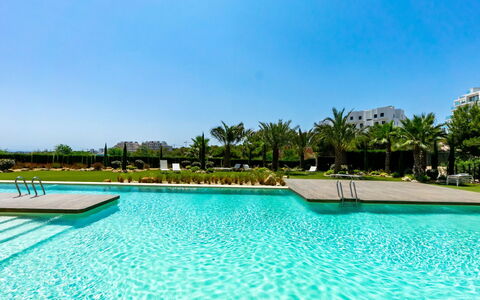Las Colinas Golf & Country Club: L'Eau, Ciel, Plante, Bleu Azur, Piscine, Arbre, Rectangle, Bâtiment, Arecales, Herbe