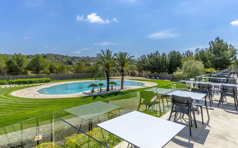 Las Colinas Golf & Country Club: Nuage, Ciel, L'Eau, Propriété, Plante, Table, Piscine, Arbre, Ombre, Botanique