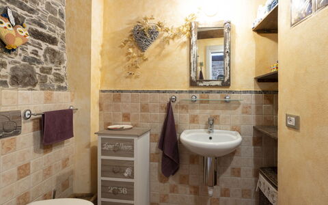 La Vecchia Stalla: Miroir, Marron, Robinet, Évier, Luminaire Plomberie, Propriété, Lavabo, Armoire De Toilette, Salle De Bains, Violet