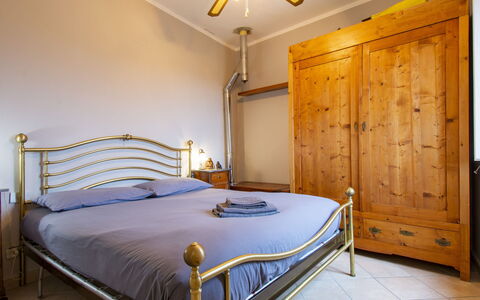 Casa della Fontana: Meubles, Propriété, Bâtiment, Ventilateur De Plafond, Cadre De Lit, Éclairage, Design Intérieur, Lit, Cabinetry, Jaune