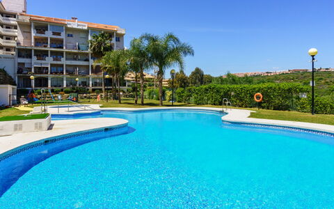 Aldea Hills: L'Eau, Ciel, Plante, Propriété, Piscine, Bleu Azur, Bâtiment, Arbre, Fenêtre, Plan D'Eau