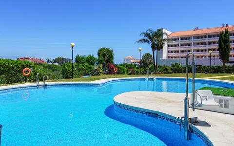Aldea Hills: L'Eau, Ciel, Piscine, Bâtiment, Plante, Bleu Azur, Arbre, Mobilier De Jardin, Aqua, Ombre