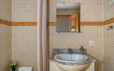 Aldea Hills: Miroir, Robinet, Luminaire Plomberie, Évier, Plante, Propriété, Lavabo, Bâtiment, Salle De Bains, Design Intérieur