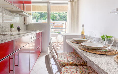 L'Antonia: Cabinetry, Propriété, Meubles, Table, Comptoir, Cuisine, Design Intérieur, Bois, Vaisselle, Architecture