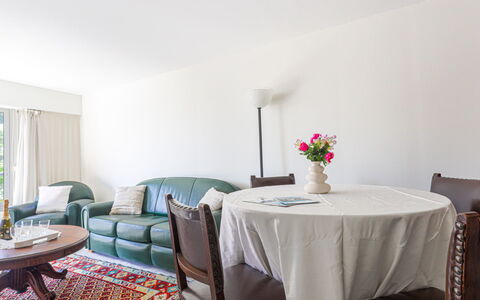 L'Antonia: Table, Meubles, Bâtiment, Plante, Canapé, Fleur, Design Intérieur, Maison, Chaise, Nappe De Table