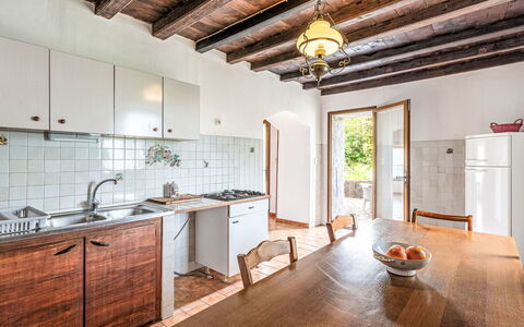 Piana: Cabinetry, Propriété, Meubles, Comptoir, Évier, Bois, Cuisine, Robinet, Design Intérieur, Table