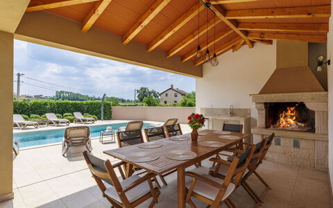 Alena: Table, Meubles, Propriété, Chaise, Bois, Design Intérieur, Ciel, Plante, Mobilier De Jardin, Ombre