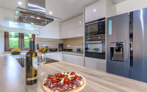 Alena: Aliments, Vaisselle, Table, Comptoir, Bâtiment, Design Intérieur, Sol, Cuisine, Ingrédient, Cabinetry