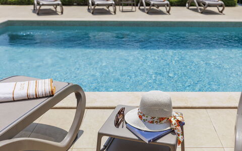 Alena: L'Eau, Propriété, Meubles, Blanc, Bleu Azur, Piscine, Mobilier De Jardin, Loisir, Balancelle, Bois