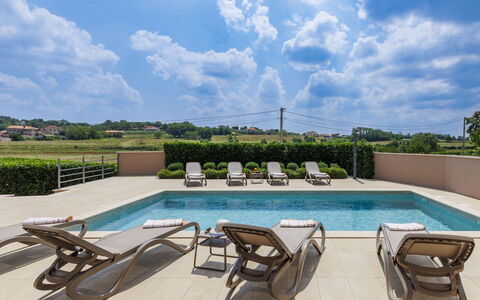 Alena: L'Eau, Nuage, Ciel, Plante, Piscine, Bleu Azur, Design Intérieur, Arbre, Mobilier De Jardin, Loisir