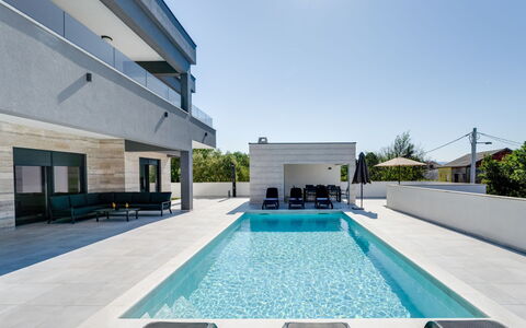 Solis: L'Eau, Ciel, Propriété, Plante, Piscine, Bâtiment, Bleu Azur, Ombre, Design Intérieur, Architecture