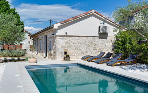 Stanca: Ciel, L'Eau, Plante, Propriété, Nuage, Bâtiment, Bleu Azur, Arbre, Piscine, Architecture