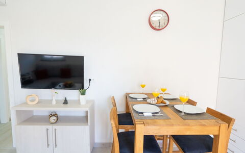 Podstrana 112: Table, Bâtiment, Meubles, Cabinetry, Bois, Chaise, Tiroir, Design Intérieur, Télévision, Sol