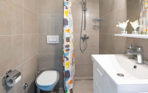 Podstrana 112: Luminaire Plomberie, Robinet, Propriété, Lavabo, Évier, Salle De Bains, Miroir, Violet, Tete De Douche, Armoire De Toilette