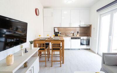 Lucius 1 112.1: Cabinetry, Meubles, Table, Cuisine, Comptoir, Fenêtre, Bois, Bâtiment, Électroménager, Sol