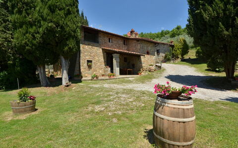 Villa Sette Ponti Levante: Plante, Ciel, Bâtiment, Pot De Fleur, Fenêtre, Arbre, Lot Terre, Herbe, Maison, Baril