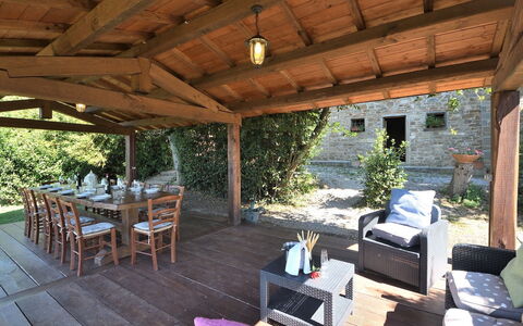 Villa Sette Ponti Levante: Plante, Propriété, Meubles, Table, Ombre, Architecture, Bois, Chaise, Chalet, Arbre