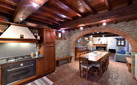 Villa Sette Ponti Levante: Meubles, Propriété, Table, Cabinetry, Chaise, Bois, Bâtiment, Design Intérieur, Tiroir, Sol