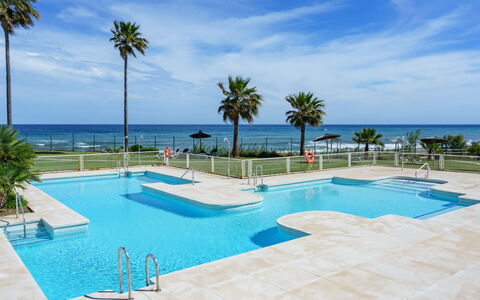 Ayla: L'Eau, Nuage, Ciel, Plante, Piscine, Bleu Azur, Arbre, Ombre, Bâtiment, Mobilier De Jardin