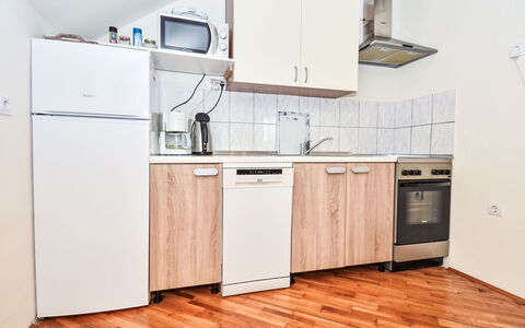 Bastaja Rastoke: Cabinetry, Propriété, Comptoir, Bâtiment, Evier, Cuisinière, Appareil De Cuisine, Cuisine, Tiroir, Évier