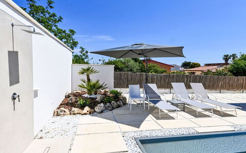 Mareluna: Ciel, Plante, Propriété, Bâtiment, Bleu Azur, Ombre, Mobilier De Jardin, Piscine, L'Eau, Balancelle