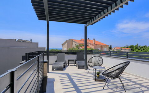 Villa Petra: Ciel, Propriété, Bâtiment, Ombre, Architecture, Mobilier De Jardin, Design Intérieur, Nuage, Ligne, Immobilier