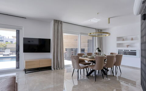 Villa Petra: Meubles, Propriété, Table, Bâtiment, Bois, Chaise, Design Intérieur, Ombre, Sol, Salon