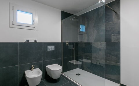 Veronica: Luminaire Plomberie, Bâtiment, Robinet, Salle De Bains, Éclairage, Design Intérieur, Tete De Douche, Sol, Sol, Ligne