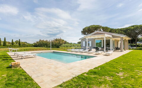 Veronica: Ciel, Nuage, L'Eau, Piscine, Mobilier De Jardin, Ombre, Arbre, Bâtiment, Plante, Rectangle