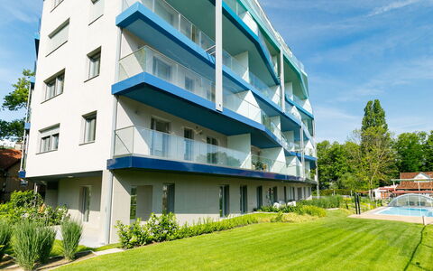 Mistral: Ciel, Bâtiment, Plante, Jour, Propriété, Bleu Azur, Arbre, Nuage, Végétation, Design Urbain