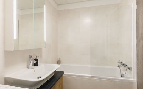 Mistral: Propriété, Luminaire Plomberie, Évier, Miroir, Salle De Bains, Robinet, Lavabo, Baignoire, Design Intérieur