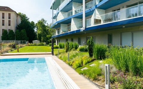 Mistral: Plante, Propriété, L'Eau, Bâtiment, Fenêtre, Architecture, Piscine, Design Urbain, Zone Résidentielle, Arbre