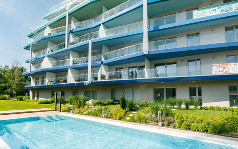 Mistral: Plante, Bâtiment, L'Eau, Propriété, Ciel, Bleu Azur, Bleu, Fenêtre, Design Urbain, Piscine