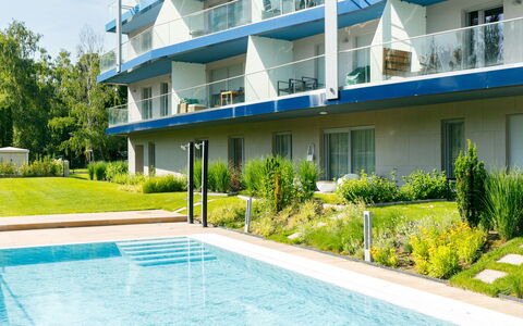 Mistral: Plante, L'Eau, Bâtiment, Propriété, Fenêtre, Bleu Azur, Piscine, Condominium, Loisir, Design Urbain