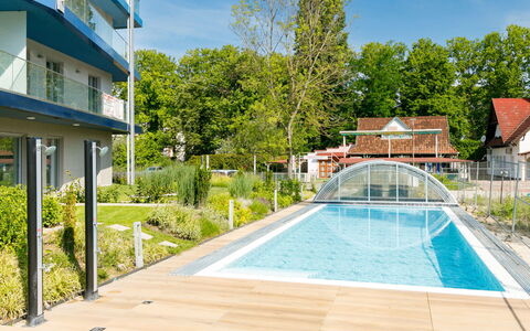 Mistral: Plante, L'Eau, Bâtiment, Ciel, Jour, Nuage, Piscine, Arbre, Loisir, Design Urbain