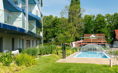 Mistral: Plante, Bâtiment, Ciel, Arbre, Nuage, Lot Terre, Design Urbain, Herbe, Loisir, Condominium