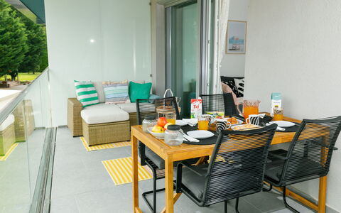 Mistral: Table, Propriété, Meubles, Canapé, Design Intérieur, Chaise, Sol, Canapé-Lit, Ombre, Salon
