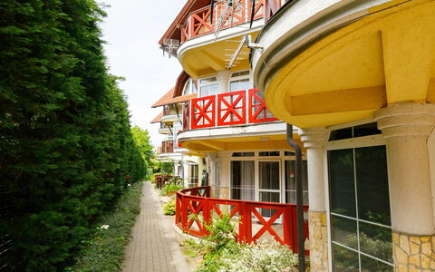 Balatonlelle 101: Plante, Bâtiment, Fenêtre, Maison, Quartier, Zone Résidentielle, Porte, Façade, Immobilier, Arbre