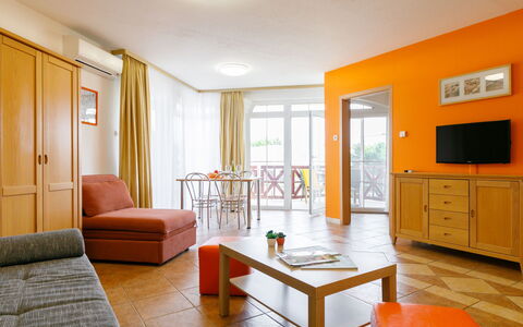 Balatonlelle 101: Meubles, Propriété, Table, Cabinetry, Bois, Orange, Design Intérieur, Éclairage, Architecture, Sol