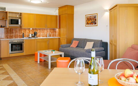Balatonlelle 101: Table, Meubles, Propriété, Canapé, Bouteille, Orange, Vaisselle, Bois, Cadre, Design Intérieur