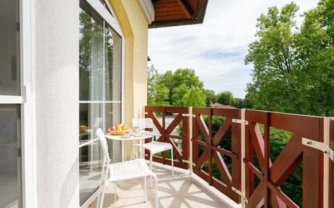 Balatonlelle 101: Bâtiment, Ciel, Porche, Bois, Arbre, Nuage, Pot De Fleur, Chalet, Ombre, Plante