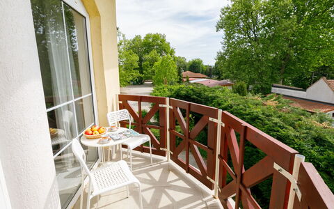 Balatonlelle 101: Bâtiment, Plante, Chaise, Bois, Ciel, Arbre, Design Intérieur, Porche, Pot De Fleur, Fenêtre