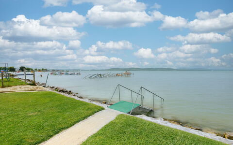 Balatonlelle 101: Ciel, Bleu, Plan D'Eau, Nuage, Horizon, Voie Navigable, Cotiers Et Relief Océaniques, Côte, Banque, Mer