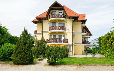 Balatonlelle 101: Ciel, Plante, Bâtiment, Fenêtre, Nuage, Maison, Arbre, Lot Terre, Herbe, Façade