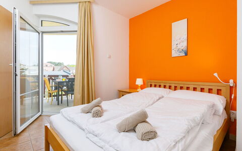 Balatonlelle 101: Meubles, Propriété, Confort, Bâtiment, Lit, Cadre De Lit, Textile, Bois, Orange, Design Intérieur