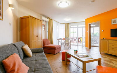 Balatonlelle 101: Meubles, Table, Cabinetry, Bois, Orange, Design Intérieur, Confort, Sol, Sol, Bâtiment